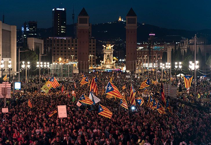 La propuesta para separarse de España provoca fuertes debates en ámbitos cotidianos. Los sondeos anticipan un final abierto. Testimonios de la crispación por el secesionismo