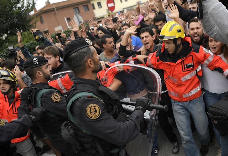 Cataluña salió a votar el referéndum a pesar de las presiones desde Madrid.