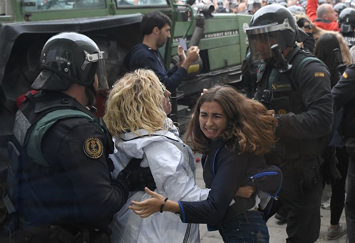 Cataluña salió a votar el referéndum a pesar de las presiones desde Madrid.