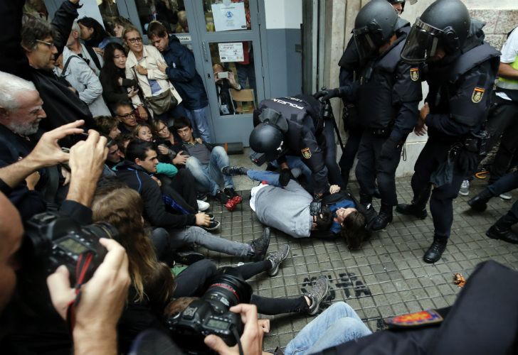 Cataluña salió a votar el referéndum a pesar de las presiones desde Madrid.