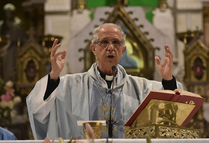 El cardenal Poli habla a los fieles en Luján.