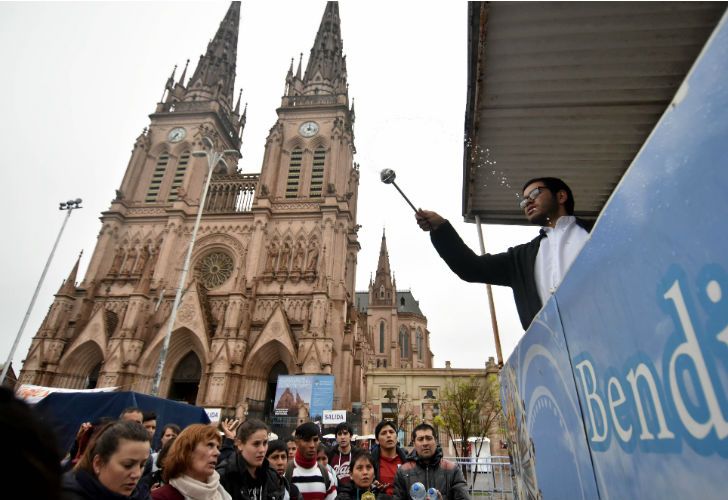 Miles de personas peregrinaron a Luján.