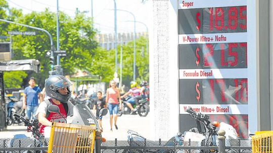 A la espera. Sin referencia interna, la nafta sigue al petróleo.