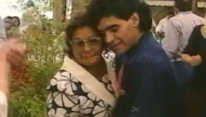Diego Maradona junto a Doña Tota
