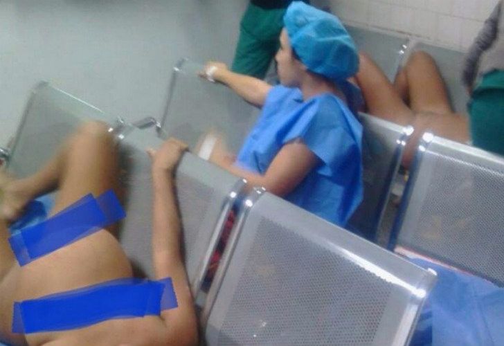 Escandalosas imágenes: mujeres venezolanas tuvieron que parir en sala de espera.