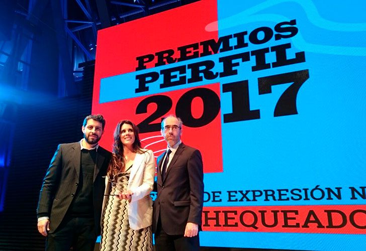 Laura Zommer junto a Gustavo González en los Premios Perfil 2017