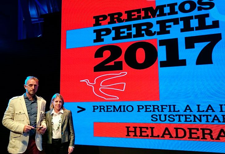 Luis Manuel Pondal y Daniela Viña recibieron el Premio Perfil 2017