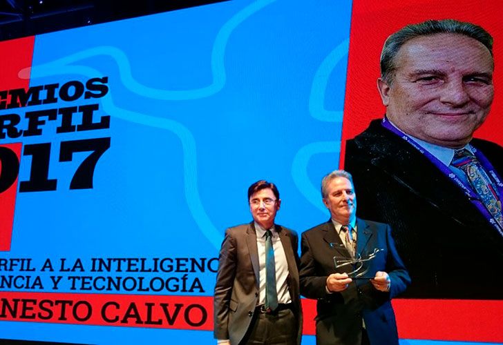 Jorge Fontevecchia junto a Ernesto Calvo, ganador del Premio Perfil 2017