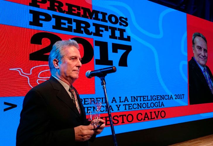 Ernesto Calvo recibe el Premio Perfil 2017