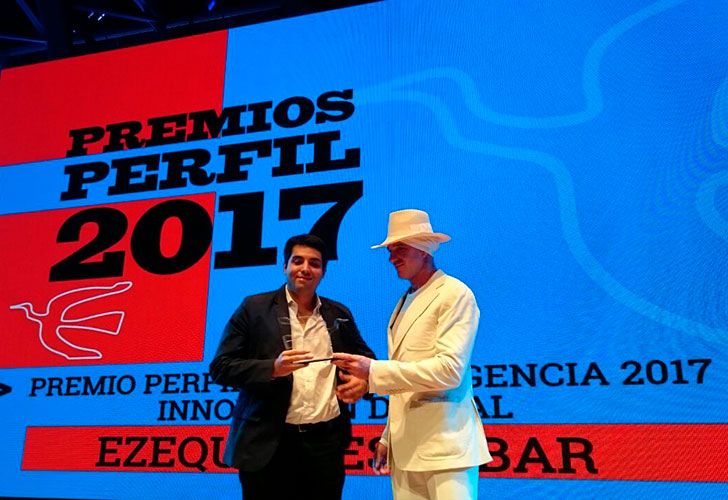 Matías Araujo recibe el Premio Perfil 2017