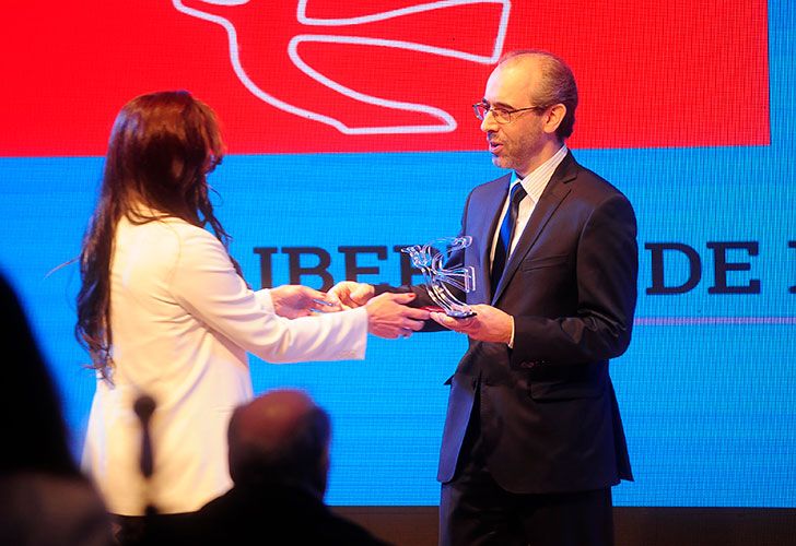 Gustavo González entregó el premio a Laura Zommer.