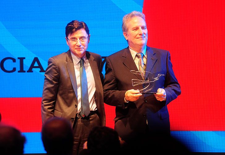 Jorge Fontevecchia entregó el premio a Ernesto Calvo