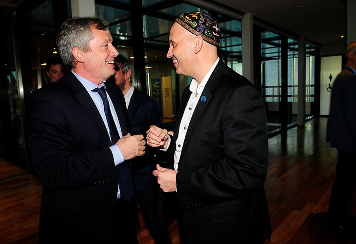 Emilio Monzó junto al rabino Bergman en los Premios Perfil 2017