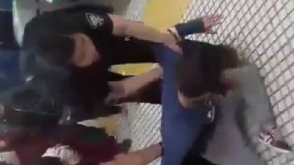 Video: detuvieron a dos mujeres por besarse en público