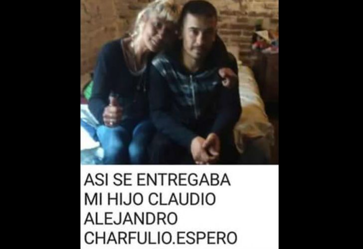 El evadido con su mamá, antes de entregarse