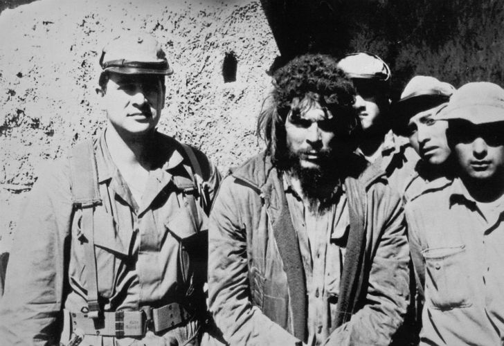 El agente de la CIA Felix Rodriguez (izq.) junto al Che Guevara en Bolivia. Compañero de armas de Fidel Castro, el médico argentino Ernesto ”Che” Guevara fue uno de los grandes héroes de la Revolución cubana. Su fama como audaz y brillante comandante rebelde fue creciendo con el tiempo hasta convertirse tras su muerte en un auténtico mito de la guerrilla latinoamericana del siglo XX. foto: Edmund D. Fountain/Zuma Press/dpa