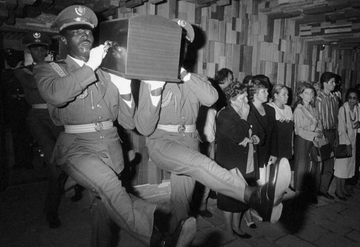 This handout file picture released by the Cuban National Information Agency (AIN) taken on October 17, 1997 shows Cuban soldiers carrying the coffin of Argentine-born Cuban revolutionary leader Ernesto "Che" Guevara at a special mausoleum built in Santa Clara, Cuba, for him and six of his comrades killed with him in Bolivia in 1967. Half a century after his death next week on October 9, 2017, Ernesto "Che" Guevara will be remembered in ceremonies in Cuba and in Bolivia, whose CIA-trained troops sent shockwaves around the world when they executed the Cold War revolutionary icon in 1967.