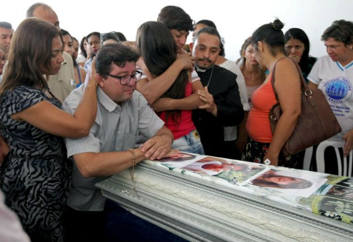 Enterraron a los siete niños quemados vivos por el vigilante de una guardería en Brasil.