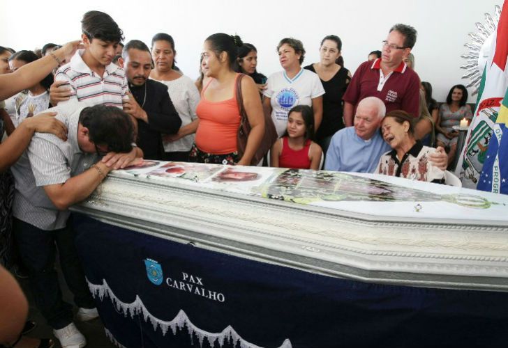 Enterraron a los siete niños quemados vivos por el vigilante de una guardería en Brasil. 