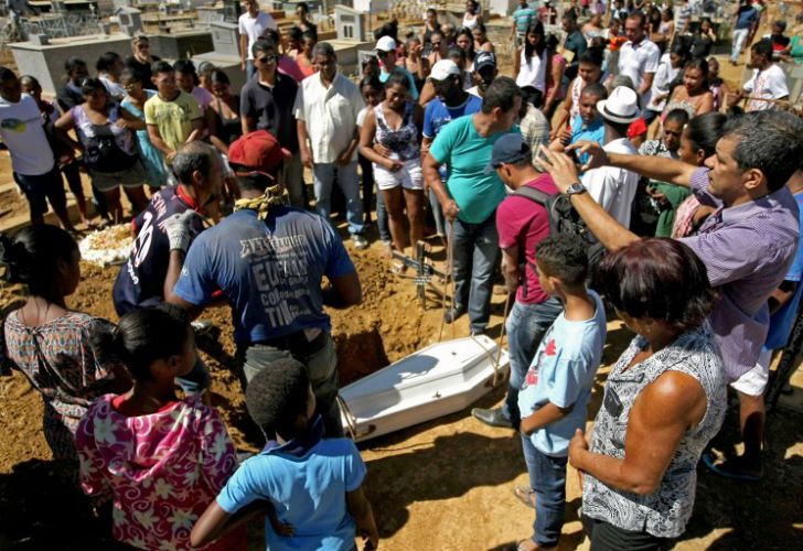 Enterraron a los siete niños quemados vivos por el vigilante de una guardería en Brasil.