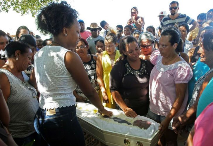 Enterraron a los siete niños quemados vivos por el vigilante de una guardería en Brasil.