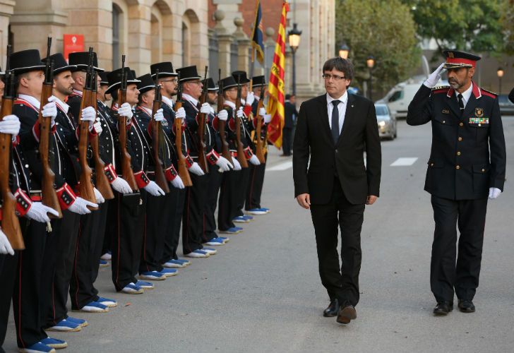 Preocupados por las consecuencias políticas y económicas de esta decisión. ñas autoridades catalanas pospusieron la decisión hasta la próxima semana y pidieron una mediación internacional. 