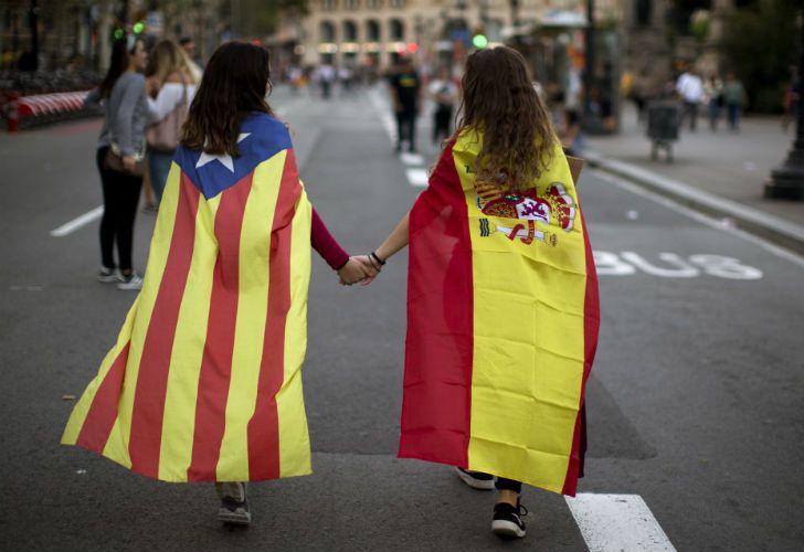 SÍMBOLO. Dos chicas catalanas y españolas se manifiestan en las calles de Barcelona.