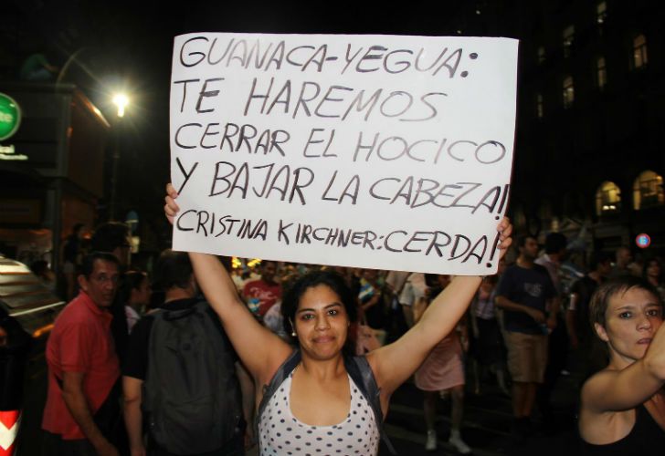 INSULTOS. Nos mostramos divididos en parcialidades, cada una de las cuales se cree dueña de la verdad y rechaza, por principio, cualquier opinión que provenga de afuera del grupo propio. Se abroquelan en sus creencias y las defienden como un dogma incuestionable, alrededor de un liderazgo que nadie puede poner en duda. 