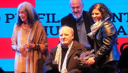 Aplausos. María Kodama le dio el premio a Quino; en la foto con su sobrina y Daniel Divinsky.
