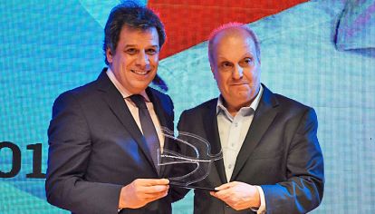 Entrega. El neurocirujano, referente en su ámbito, recibió la estatuilla Perfil de manos del funcionario Hernán Lombardi.