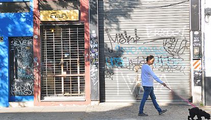 Frentes. Los grafitis se repiten en las persianas y las paredes.