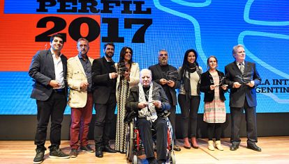 Elegidos. Quino sumó emoción a la clausura de la ceremonia de los Premios Perfil 2017. El reconocido padre de Mafalda permaneció hasta el final y posó con los galardonados.