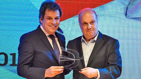 Entrega. El neurocirujano, referente en su ámbito, recibió la estatuilla Perfil de manos del funcionario Hernán Lombardi.