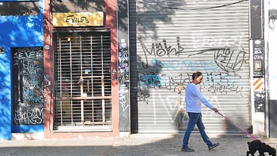 Frentes. Los grafitis se repiten en las persianas y las paredes.