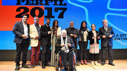 Elegidos. Quino sumó emoción a la clausura de la ceremonia de los Premios Perfil 2017. El reconocido padre de Mafalda permaneció hasta el final y posó con los galardonados.