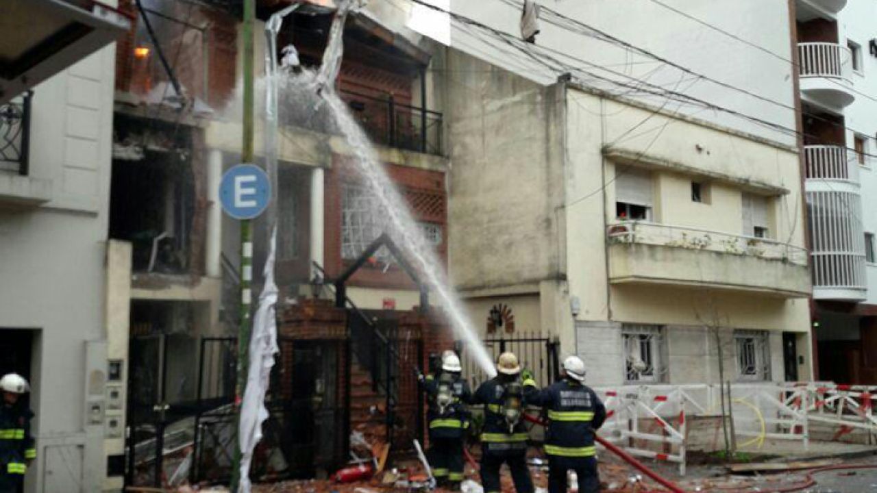 Explosión en Flores: controlan el incendio pero el edificio quedó Explosión en Flores: controlan el incendio pero el edificio quedó