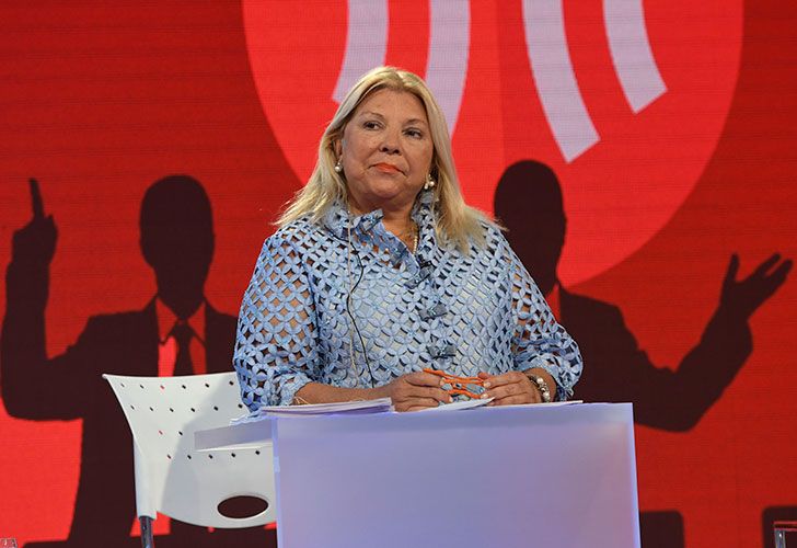 La candidata a diputada nacional por la Capital Federal de Vamos Juntos, Elisa Carrió, expone durante el debate de los postulantes que encabezan las listas de las agrupaciones políticas que competirán en las elecciones el 22 de octubre.