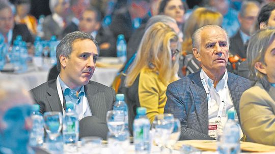 MAS QUE GERENTES. Rocca, Galperín y Darío Werthein. Marcos y Alejandro Bulgheroni, primera fila.
