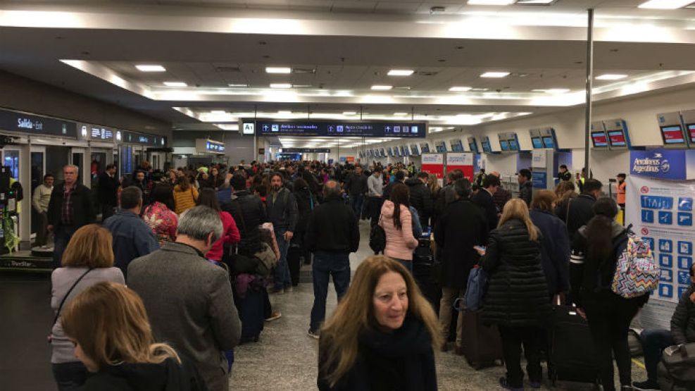 Pasajeros demorados en Aeroparque.