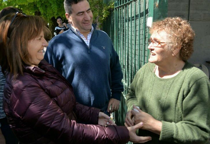 La ministra de Seguridad, Patricia Bullrich, participó del timbreo en la localidad de Almirante Brown.