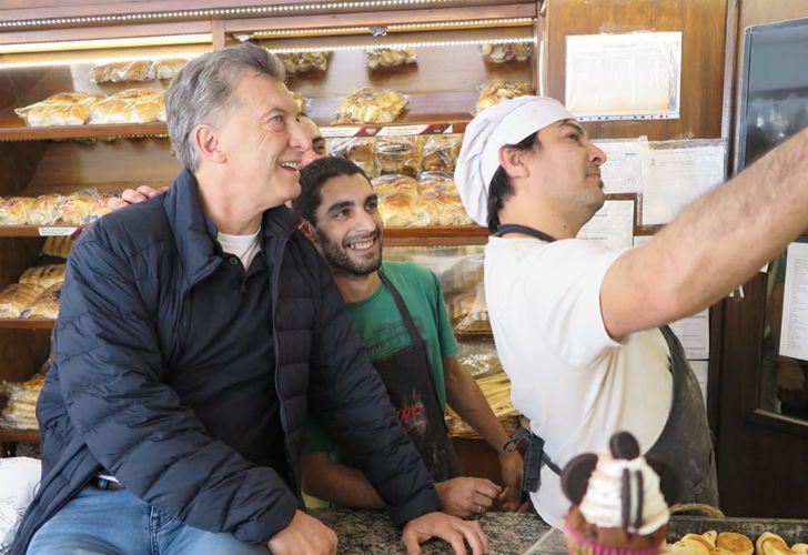 El presidente Mauricio Macri participó del último timbreo en Necochea, antes de las elecciones del 22 de octubre.