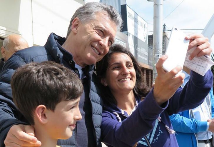 El presidente Mauricio Macri participó del último timbreo en Necochea, antes de las elecciones del 22 de octubre.