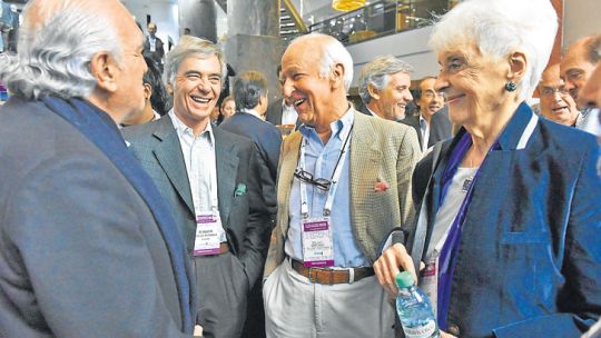 De regreso. Gil Lavedra, Carlos Blaquier (h), Santiago Soldati y Garciela Fernández Meijide, en un break en el Sheraton marplatense.