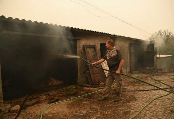 Ya hay casi 40 muertos por el incendio en Portugal y España.