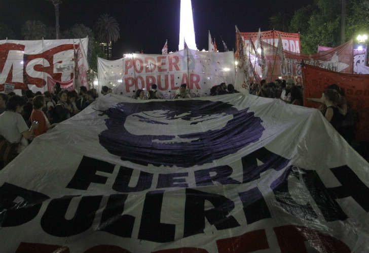 Miles de personas marchan a Plaza de Mayo