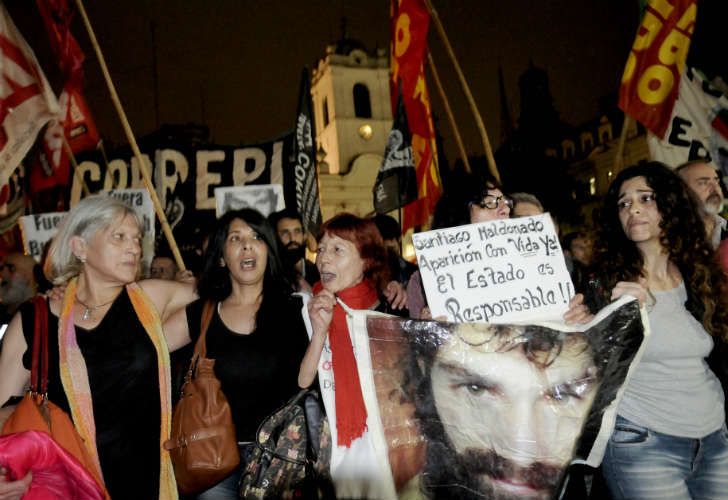 Miles de personas marchan en Plaza de Mayo