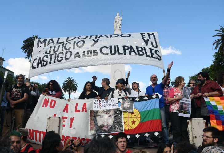 Cientos de personas se congregaron el sábado en Plaza de Mayo para pedir justicia por Santiago Maldonado.