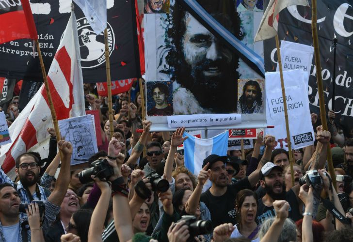 Cientos de personas se congregaron el sábado en Plaza de Mayo para pedir justicia por Santiago Maldonado.