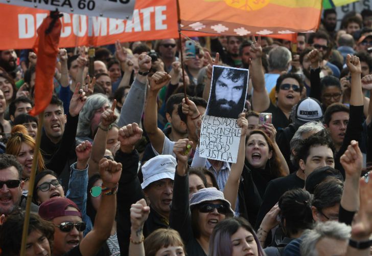 Cientos de personas se congregaron el sábado en Plaza de Mayo para pedir justicia por Santiago Maldonado.