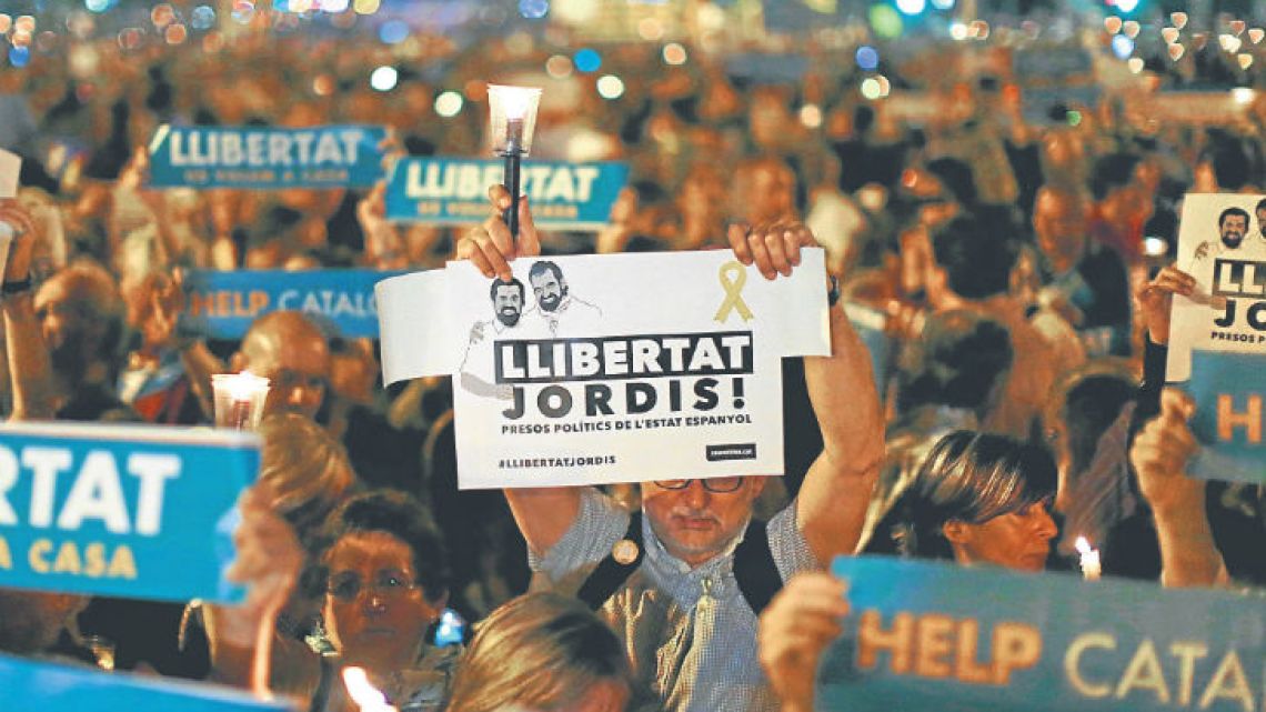 A man holds a sign reading “Freedom Jordis” as people gather to protest in Barcelona on Tuesday. The ‘Jordis’ in question are Jordi Sànchez and Jordi Cuixart, two leaders of the Catalan grassroots organisations Catalan National Assembly and Omnium Cultural. Protesters are demanding the release of the duo, who have been jailed without bail as part of a sedition probe.